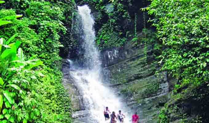 রিছাং ঝর্ণা, আলুটিলা, খাগড়াছড়ি। সম্প্রতি এই এলাকায় পাহাড়িদের ৭০০ একর জায়গায় পর্যটন জোন গঠনের সরকারী প্রক্রিয়া চলছে।